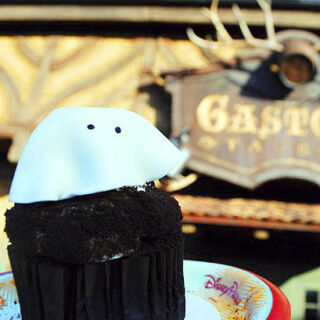 Found at Gaston’s Tavern, this chocolate cupcake is topped with buttercream icing, chocolate sandwich cookie crumbs, and a marshmallow ghost – spooky sweet! Ghost Cupcake