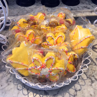 Celebrate Springs with these deliciously frosted Crisped Rice treats. Flower Crisped Rice Treats